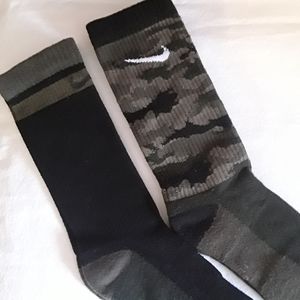 Nike/Boy's dri fit socks/2 pair camo/black/camo green/mid calf socks/size medium